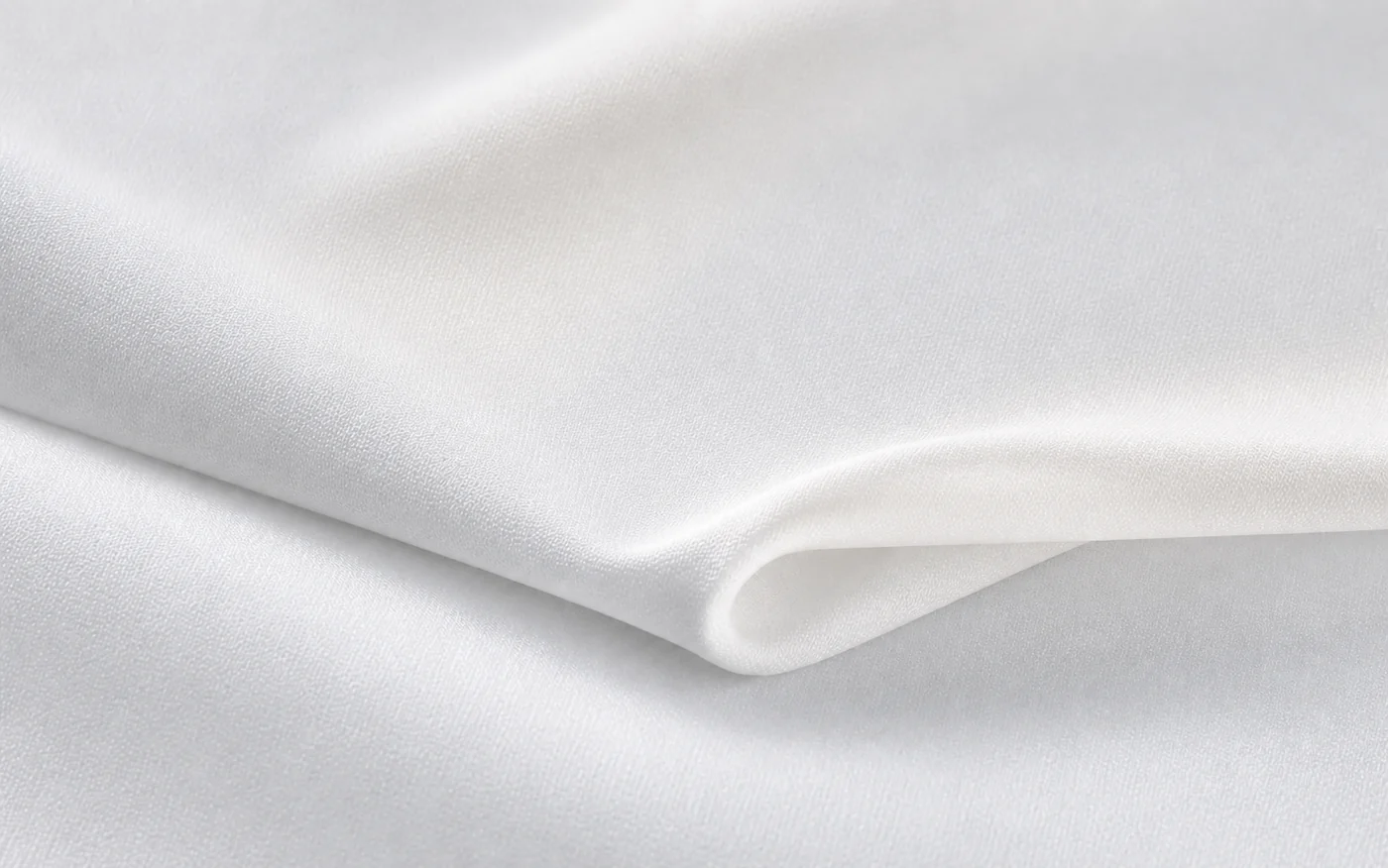 Detalle de tela Pacific Plus blanca, fina, compacta y el&aacute;stica para calzas